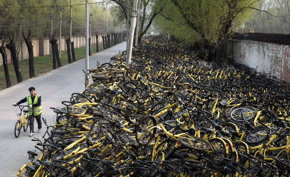 Pechino (Cina): un deposito di biciclette da riparare di propriet della compagnia di bike sharing Ofo. In questi mesi si assiste in Cina a un vero e proprio boom del bike sharing a flusso libero, che non richiede l&#39;allestimento di parcheggi in condivisione. Si pu lasciare la bici ovunque e - grazie a una app- chi ne ha bisogno pu trovare la bici pi vicina a costi molto competitivi. La sola compagnia Ofo gestisce una flotta di due milioni di biciclette, ma sul mercato esistono almeno una decina di altri gestori (Getty Images)
